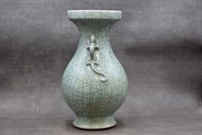 null CHINE. Vase en porcelaine vert couleur céladon avec deux anses, en forme de...