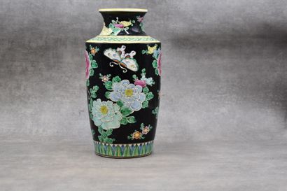 null CHINE. Vase en porcelaine à décor de fleurs sur fond noir, vert, Dimension :...