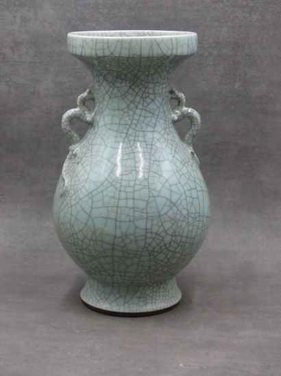 null CHINE. Vase en porcelaine vert couleur céladon avec deux anses, en forme de...