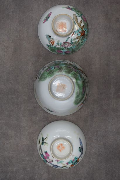 null CHINE. Réunion de deux soucoupes et un bol en porcelaine à décor de fleurs....