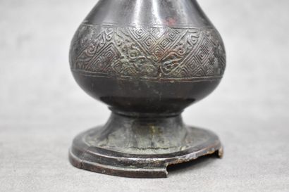 null CHINE. Vase piédouche en bronze à patine brune, anses crevettes, à décor de...