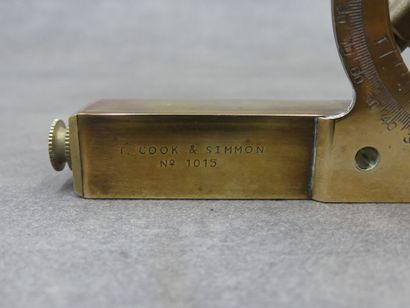 null Sextant en laiton doré. Marqué T. COOK & SIMON, N° 1015. Longueur : 13,5 cm
