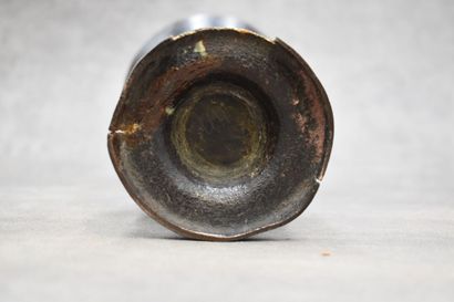 null CHINE. Vase piédouche en bronze à patine brune, anses crevettes, à décor de...