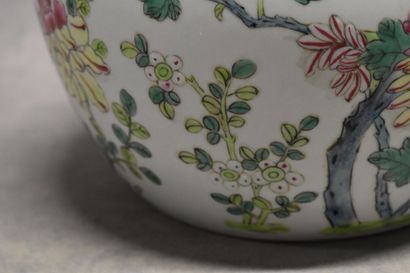 null CHINE. Pot à gingembre en porcelaine à décor de fleurs de lotus. Hauteur : 22...