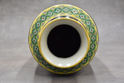 null CHINE. Vase en porcelaine à décor de fleurs sur fond noir, vert, Dimension :...