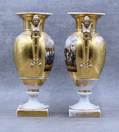 Paire de vases balustres Paire de vases balustre en porcelaine de Paris à prises...