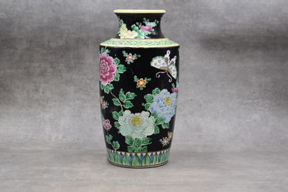 CHINE. Vase en porcelaine à décor de fleurs...