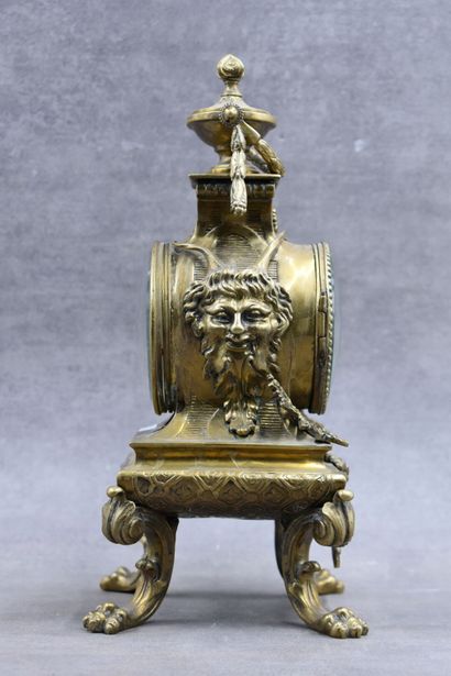 PENDULE Pendule en bronze ciselé et doré à décor de têtes de capricornes, feuillages,...