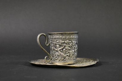 null Tasse et soucoupe en argent ciselé à décor de personnages. Hauteur tasse: 6.2cm,...