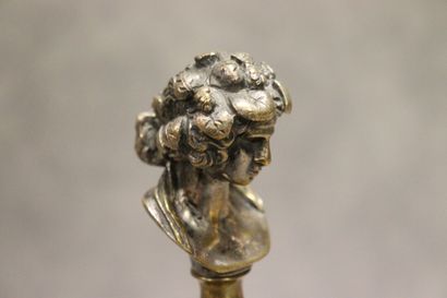null Sceau en bronze argenté représentant un buste d'homme aux cheveux en forme de...