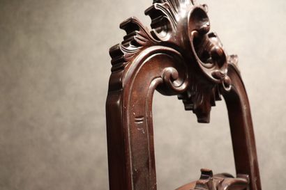 null Chevalet en acajou mouluré sculpté, à décor de coquilles. Style Louis XV. Dimensions...