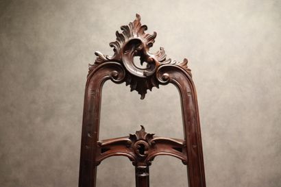 null Chevalet en acajou mouluré sculpté, à décor de coquilles. Style Louis XV. Dimensions...