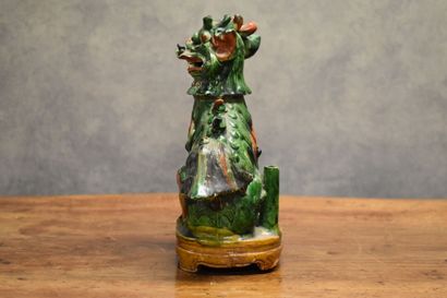 null CHINE. Soliflore en céramique lustrée vert en forme de tigre. Hauteur : 28 ...