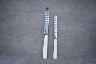 null Ménagère avec manches en bakélite comprenant 12 couteaux de table et 12 couteaux...