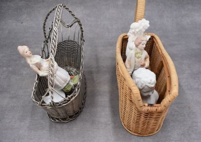 null Une réunion de deux petits paniers et de petits sujets en biscuit blanc et polychrome....