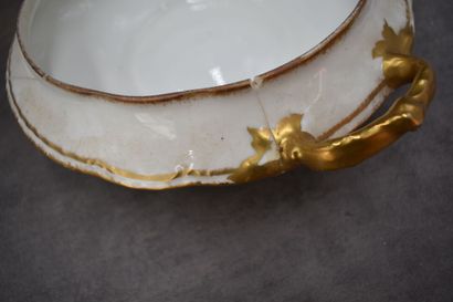 null Réunion de porcelaines comprenant une soupière (diamètre : 22 cm), marquée Limoges,...