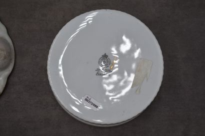 null Réunion de céramiques comprenant un plat à barbe (8 x 27 x 22 cm), un saladier...
