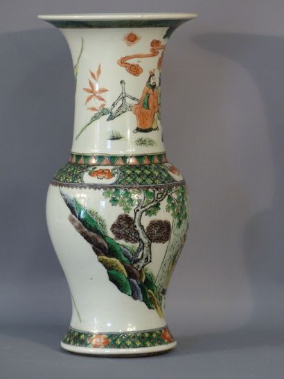 CHINE CHINE. Vase balustre en porcelaine famille verte, à décor de scènes d'animées...