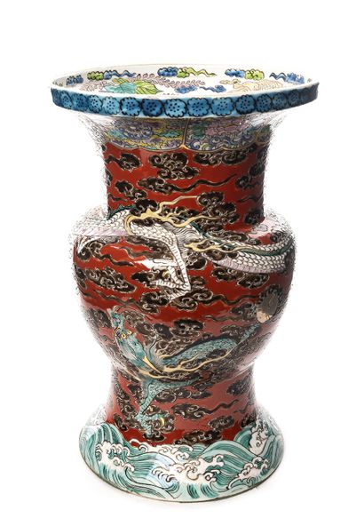 JAPON JAPON. Vase en porcelaine polychrome. La partie centrale renflée, surmonté...