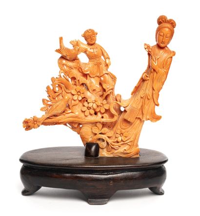 CHINE CHINE. Groupe en corail sculpté, représentant une femme et un enfant accompagnés...