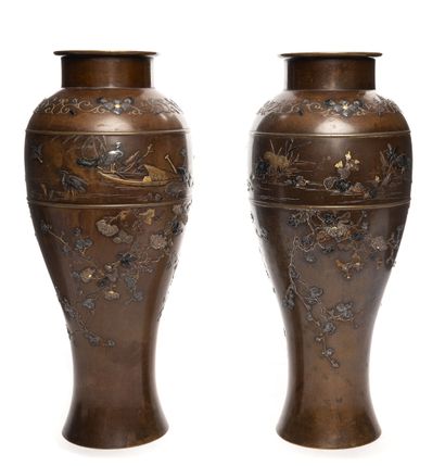 JAPON JAPON. Paire de vases en bronze incrusté d'or, d'argent et de shakudo

Japon,...