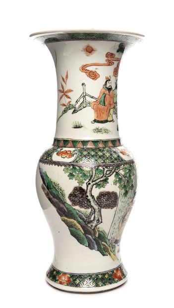 CHINE CHINE. Vase balustre en porcelaine famille verte, à décor de scènes d'animées...