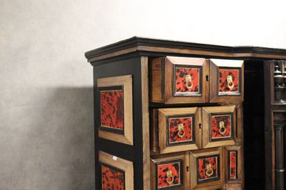 Cabinet en bois noirci Cabinet en bois noirci et incrustation d'écaille de tortue...
