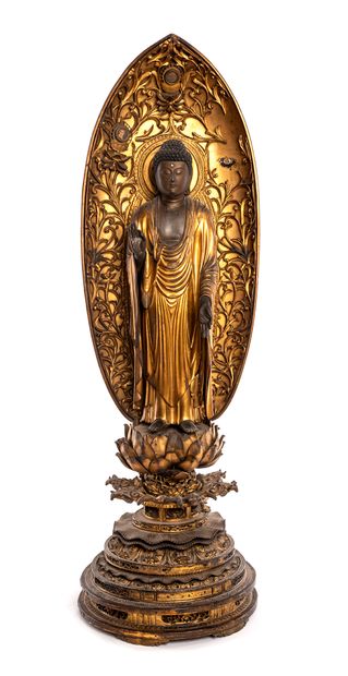 null 
JAPON. Statue de bouddha laqué or. Représenté debout devant une mandorle à...