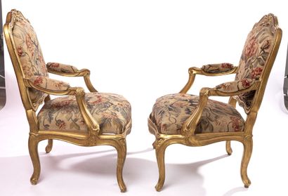 Paire de fauteuils Paire de fauteuils en bois sculpté et redoré, dossier à la reine,...
