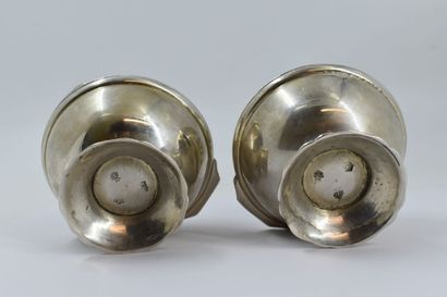 Paire de boules à savon en argent. Paire d'une boule à savon et d'une boule à éponge...