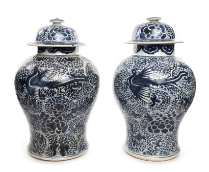 CHINE CHINE. Deux vases couverts en porcelaine bleu blanc. Balustres, à décor de...