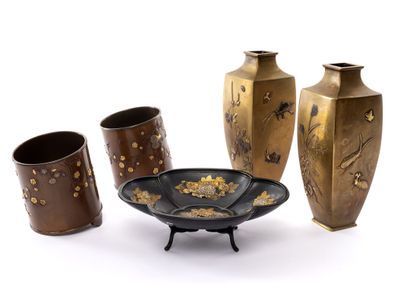 JAPON JAPON. Deux paires de vases et une coupe en bronze incrusté d'or, d'argent...