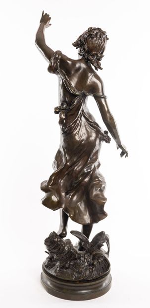Auguste MOREAU Auguste MOREAU (1834-1917) . Femme aux roses. Bronze à patine vert...