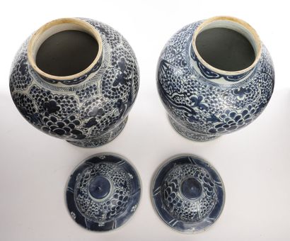 CHINE CHINE. Deux vases couverts en porcelaine bleu blanc. Balustres, à décor de...