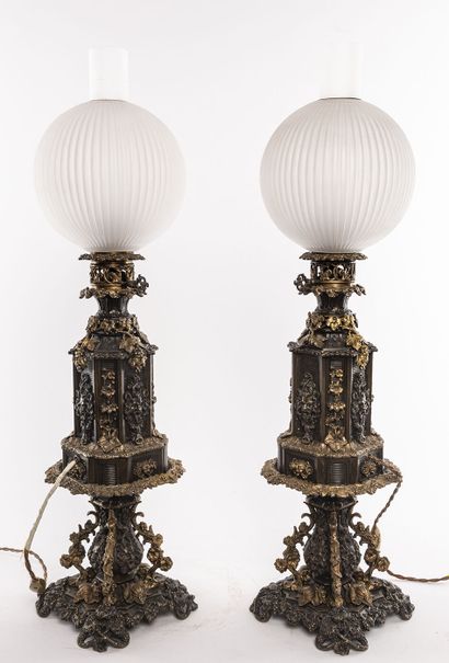 PAIRE DE LAMPES Paire de Lampes en bronze patiné et doré à motifs végétaux et floraux...