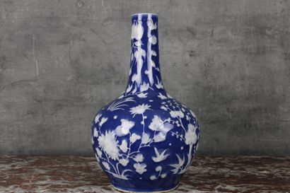 CHINE CHINE. Vase en porcelaine blanc bleu à long col à décor de fleurs. Hauteur...