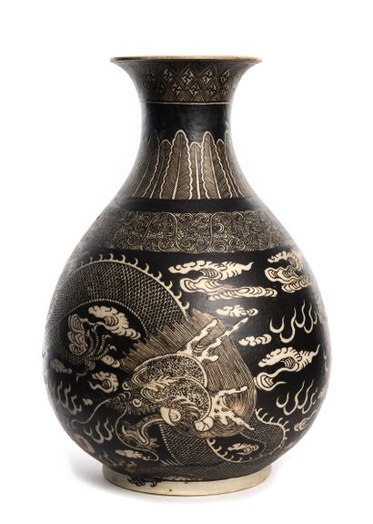 CHINE CHINE. Vase yuhuchunping à glaçure noire. A décor de deux grands dragons évoluant...