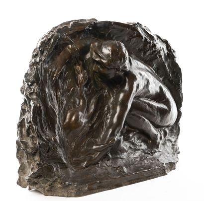 Egide ROMBAUX Egide ROMBAUX (1865-1942), Léda et le cygne. Bronze en relief à patine...
