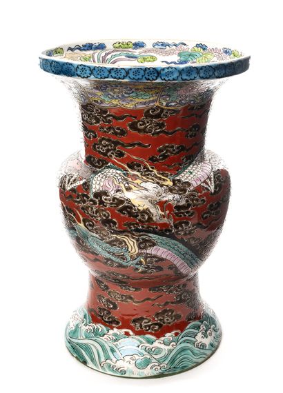 JAPON JAPON. Vase en porcelaine polychrome. La partie centrale renflée, surmonté...