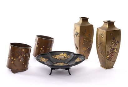 JAPON JAPON. Deux paires de vases et une coupe en bronze incrusté d'or, d'argent...