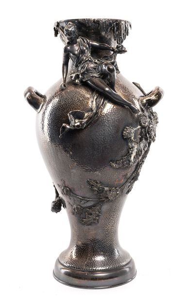 Vase balustre Vase balustre en métal argenté martelé à riche décor d'une femme et...