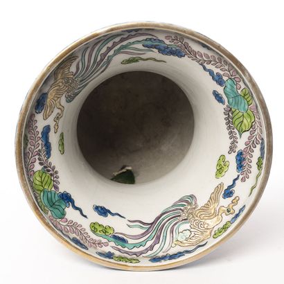 JAPON JAPON. Vase en porcelaine polychrome. La partie centrale renflée, surmonté...