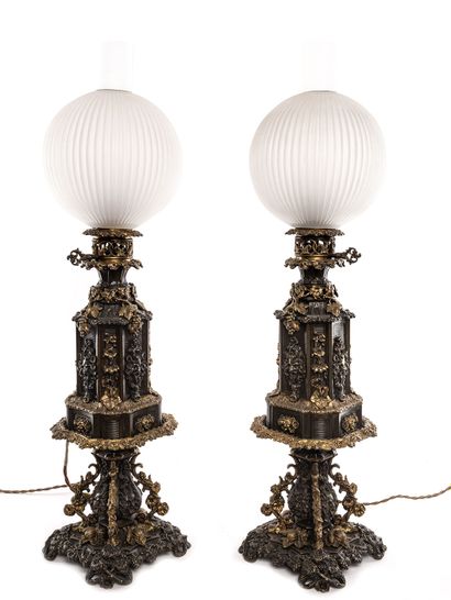 PAIRE DE LAMPES Paire de Lampes en bronze patiné et doré à motifs végétaux et floraux...