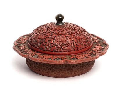 CHINE CHINE, Boîte couverte Zhadou en laque rouge, verte et ocre sculptée. XVIIIème...