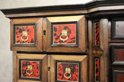 Cabinet en bois noirci Cabinet en bois noirci et incrustation d'écaille de tortue...