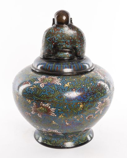 JAPON JAPON. Vase couvert en bronze et émaux champlevés

La panse renflée, à décor...