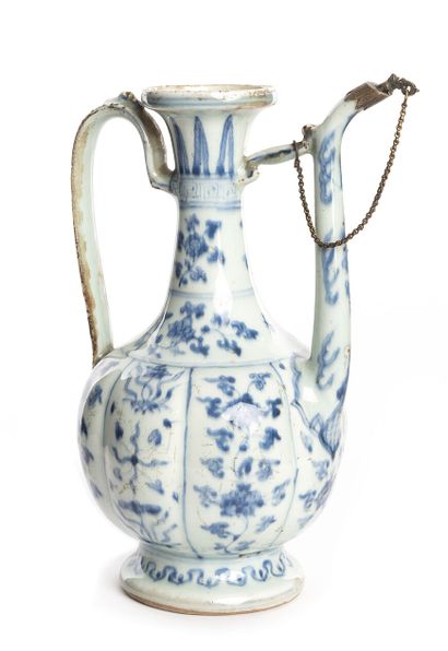 CHINE CHINE. Verseuse en porcelaine bleu blanc. Lobée, à décor de registres verticaux...