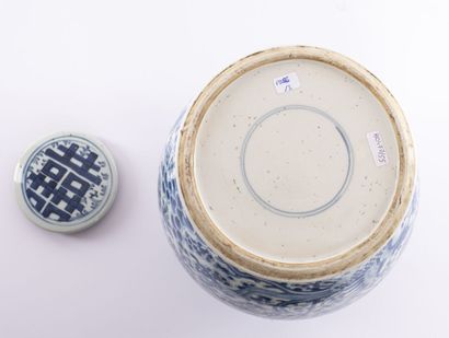 CHINE CHINE. Vase en porcelaine bleu blanc. A décor de phénix au milieu de fleurs...