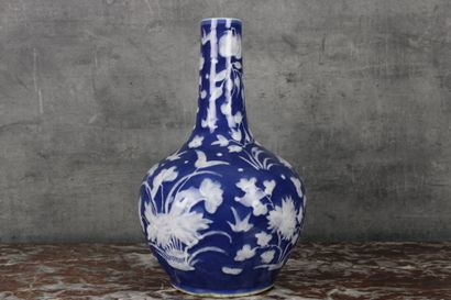 CHINE CHINE. Vase en porcelaine blanc bleu à long col à décor de fleurs. Hauteur...