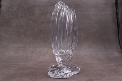 null Dans le goût de BACCARAT. Vase en cristal taillé reprenant la forme d'un poisson....